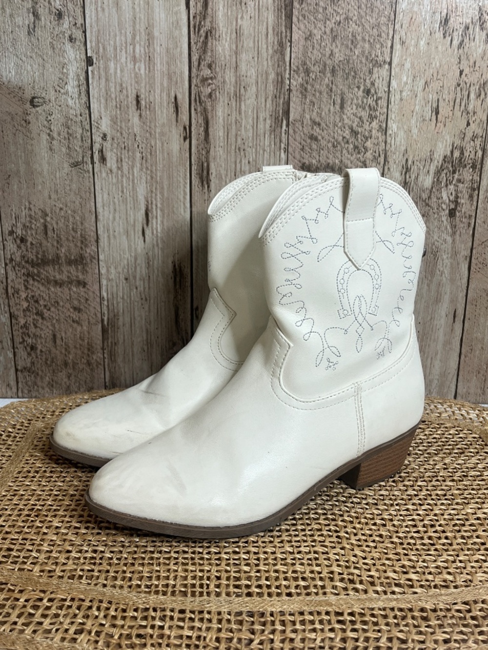 White Western Ankle Boots Embroidered Cowboy Booties Size 6 Boho Festival - Picture 2 of 5